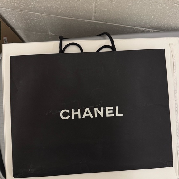 CHANEL Classic Black Gift Bag - Picture 4 of 4